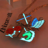 Attack on Titan Pendentif, collier scintillant de Titan, insigne de Corps ailes de la liberté, chaîne de scoutisme, bijoux, lueur dans la nuit