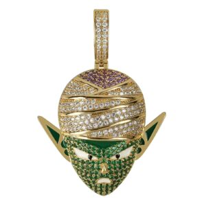 L'image représente un pendentif en or avec des pierres précieuses de couleur verte et violette. Le pendentif représente le personnage Piccolo de la série Dragon Ball Z.,CO-5123169970,CO-294831724X