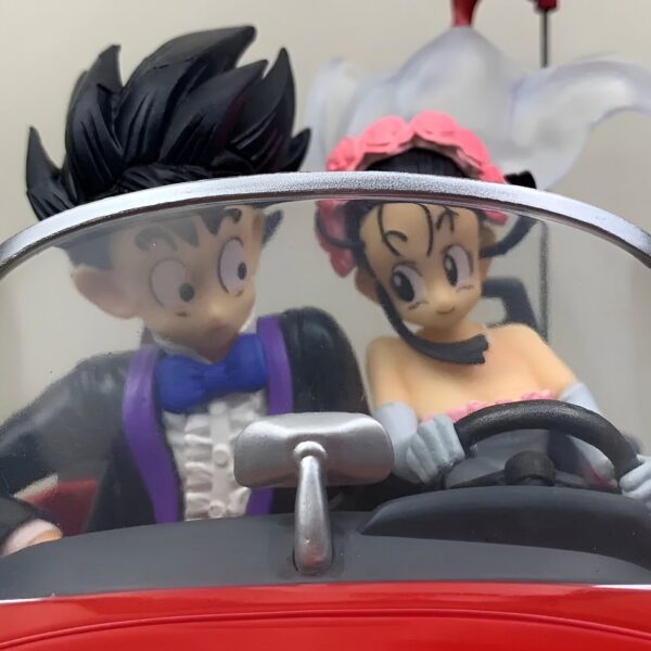 Figurine Goku et Chichi en Voiture Dragon Ball Z