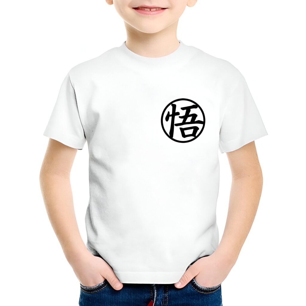 Un jeune garçon porte un t-shirt blanc avec le symbole "Goku" de la série animée japonaise Dragon Ball Z.,T--0809869403,T--2848540206,T--3310051870,T--8963898768,T--8507982778,T--6930445495,T--7815495710,T--9747396394,T--6045508742,T--2392284083,T--2131100183,T--3890012922,T--5622489296,T--6707772279,T--9111327111,T--064910403X,T--6187262611,T--4668053716,T--6176973759,T--8399553441,T--2804783839